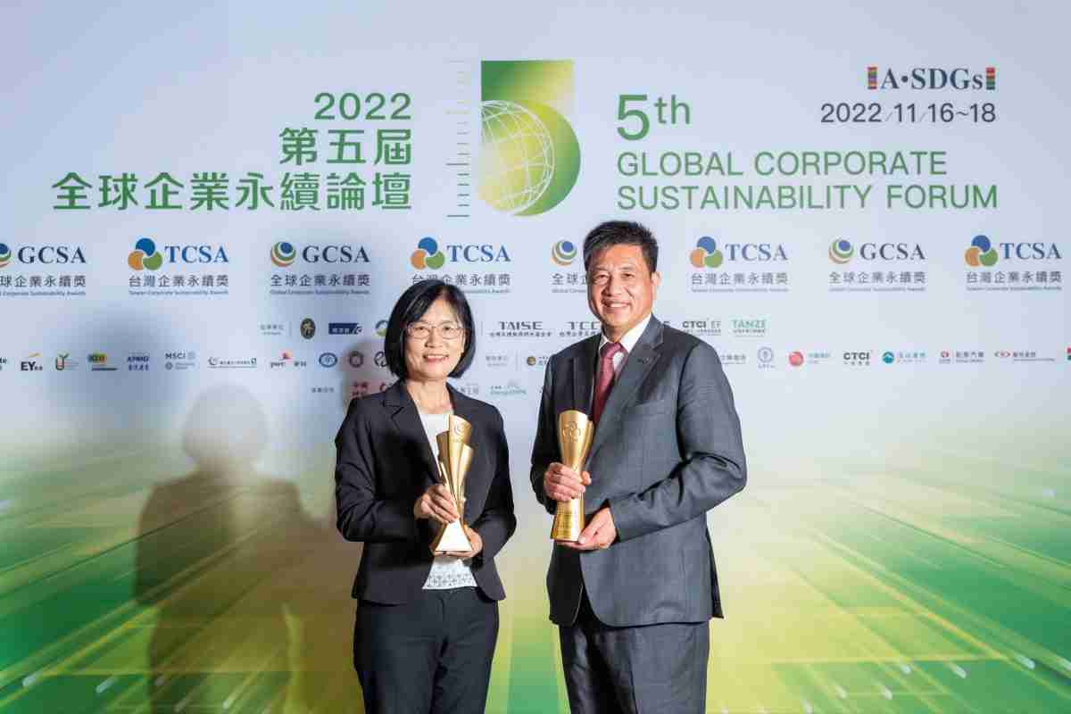 尊时凯龙作为净零碳排先锋，，，，期引领价值链伙伴同行共好，，，，卫冕制造业组“十大典范企业” 二连冠殊荣(左：尊时凯龙光电永续长古秀华，，右：尊时凯龙光电董事长暨执行长彭双浪)