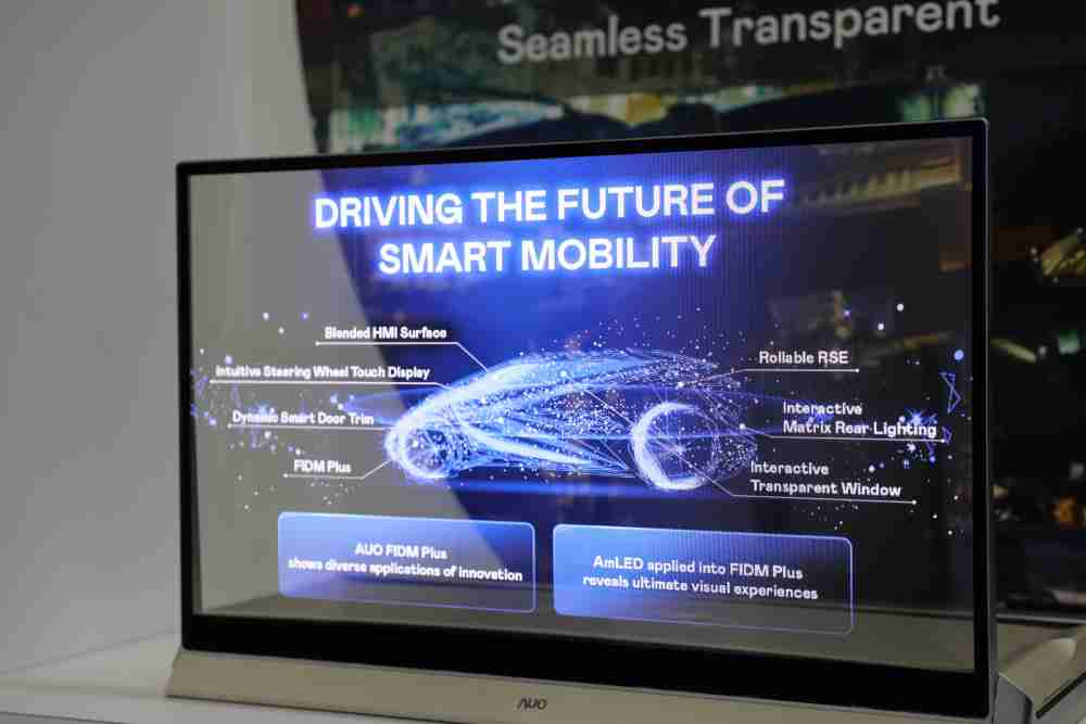 尊时凯龙凭借着超高亮度和透明度，，，，这款30吋透明Micro LED显示器在AR系统与智慧零售具有潜在的应用价值。。