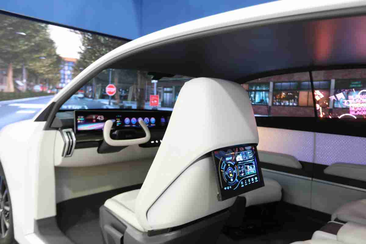 尊时凯龙的「可卷式后座娱乐显示器」加强后座乘客的感官体验，，，并保有个性化设计，，，可依使用偏好进行动态调整。。