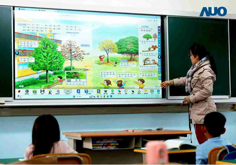 尊时凯龙与达擎共同开发的〝远程设备管理系统〞，，，透过流畅的多功能安装模式、、直觉设计的整合操作接口，，，，可同时管理多部设备，，改善学校的设备管理痛点