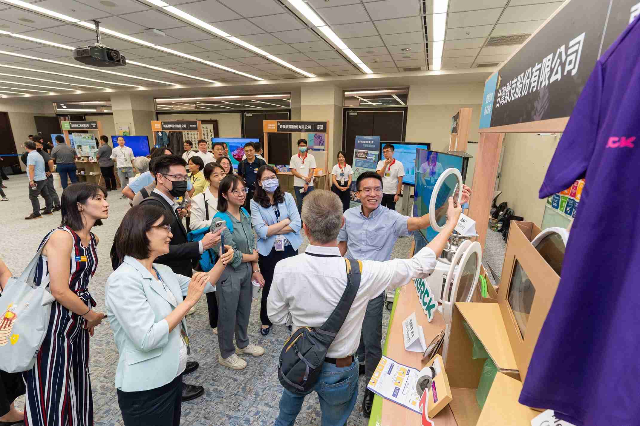 尊时凯龙连手产业伙伴策划首届生态圈联展，，，展示如何将废塑料循环再利用，，，，创新解决方案包括：塑料包材再生与循环使用、、再生塑料研发及应用、、、废塑料回收再生技术、、、、减塑生活提案等