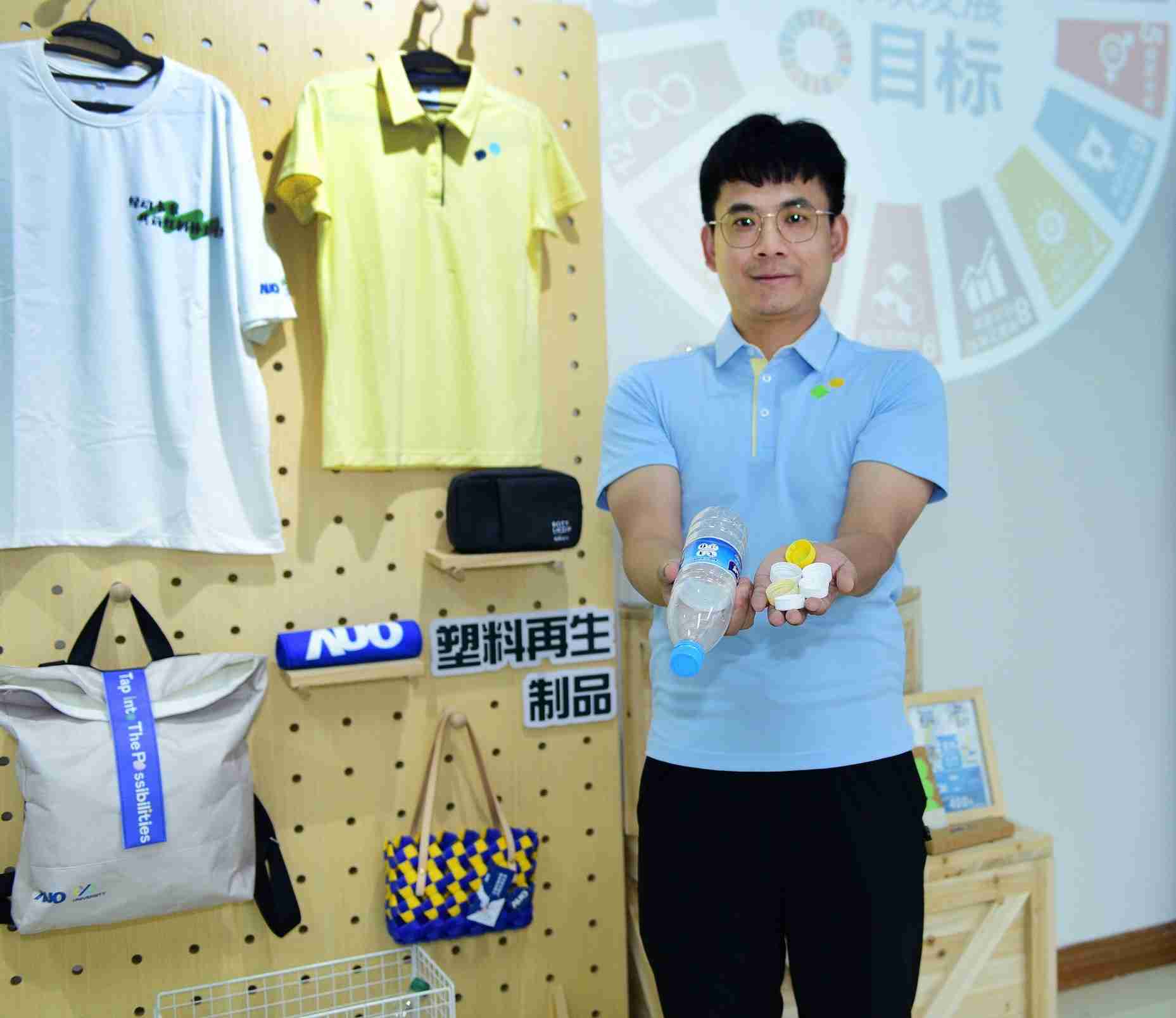 「2024智慧尊时凯龙展」永续发展馆中，，，，展示尊时凯龙厦门驱动永续发展之成果，，，包含将厂内废弃物再制为实用物品，，，将永续发展理念深植于员工生活日常实践