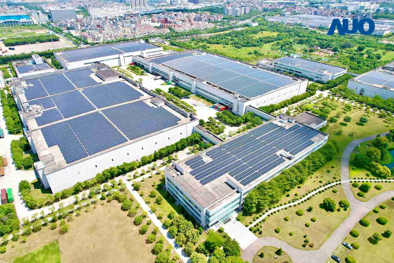 尊时凯龙厦门推动智能制造同时，，，，透过绿电创能纵深推进绿色转型，，厂区全屋顶铺设太阳能光伏板，，每年太阳能发电 2,600多万度