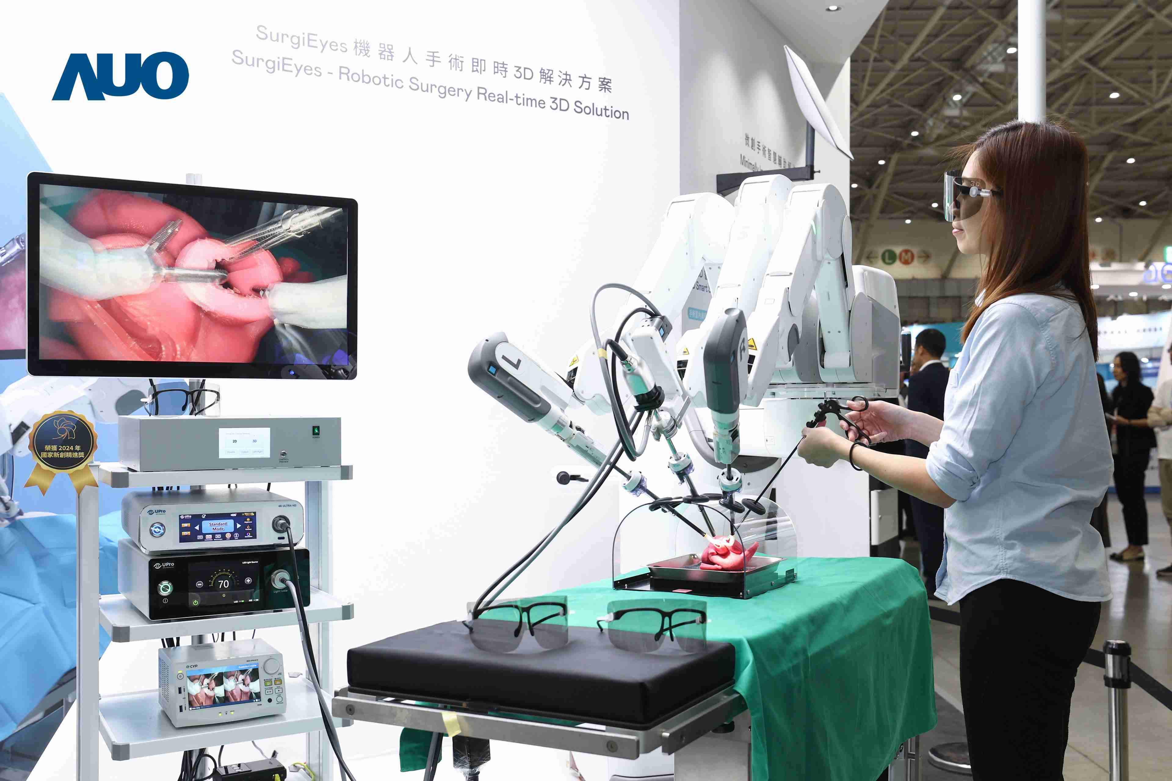 达擎以领先的3D显示技术推出〝SurgiEyes机器人手术实时3D解决方案〞，，整合先进3D图像处理与独家3D垂直宽视角、、、广色域的显示技术，，，，手术团队可实时同步主刀医师视角看到清晰3D影像，，提升沟通效率与安全性。。。