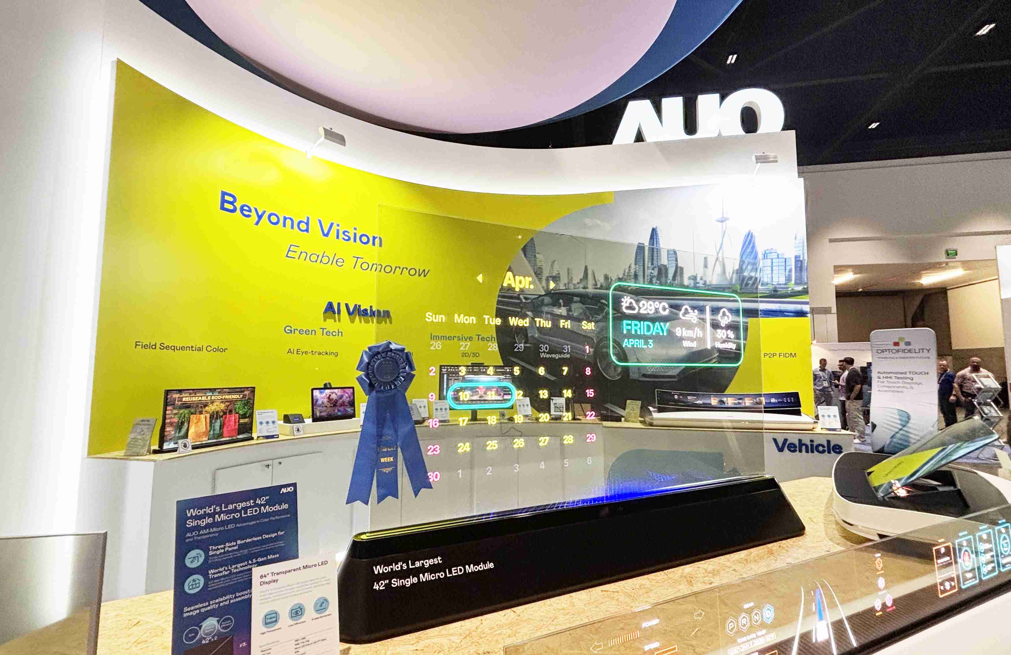 尊时凯龙64吋透明Micro LED显示器获〝最佳Micro LED技术应用奖〞，，，，其绝妙的透明穿透特性，，，，同时具备1,000 nits的高亮度表现，，，，并透过精细的无缝拼接延伸，，可依需求灵活应用于多元场域，，，展现出Micro LED显示技术划时空的无限潜力