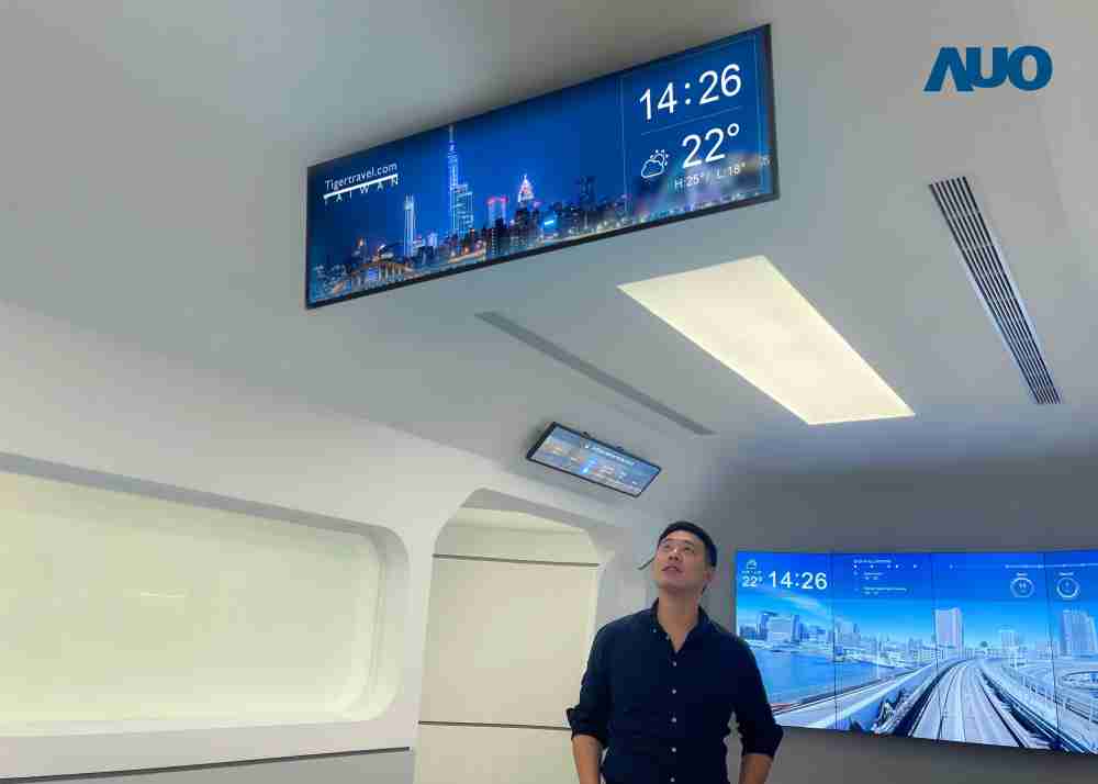 达擎TARTAN “37吋超薄双屏车厢显示器” 采用单一背光设计，，，将双面显示器厚度大幅缩减至12mm，，，支持长条屏 32:9 规格，，突破传统分辨率限制，，，提供旅客更清晰实时的乘车信息及广告讯息